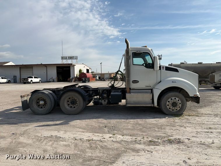 image for item FC3044 2016 Kenworth T880 semi truck