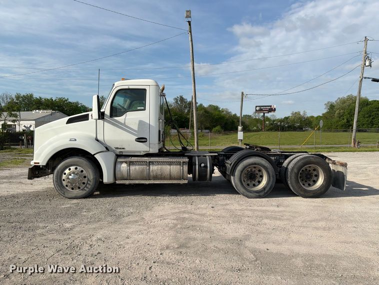 image for item FC3044 2016 Kenworth T880 semi truck