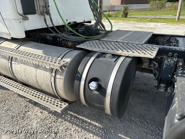 image for item FC3044 2016 Kenworth T880 semi truck