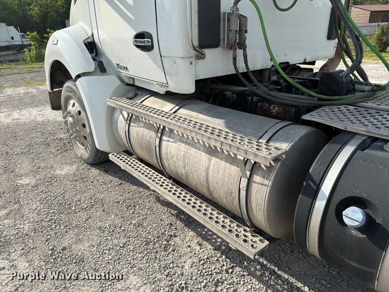 image for item FC3044 2016 Kenworth T880 semi truck