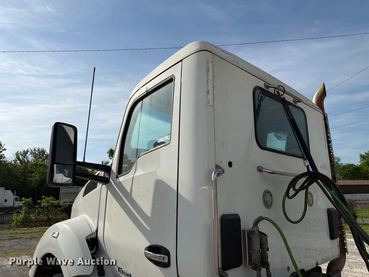 image for item FC3044 2016 Kenworth T880 semi truck