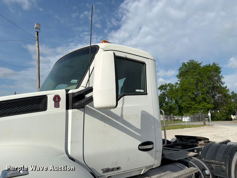 image for item FC3044 2016 Kenworth T880 semi truck