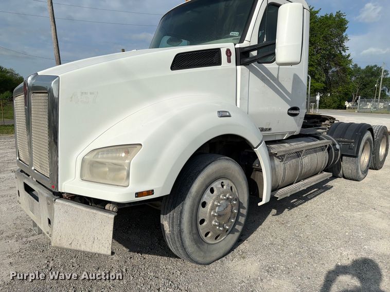 image for item FC3044 2016 Kenworth T880 semi truck