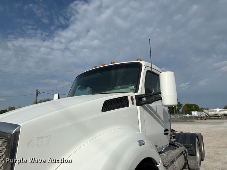 image for item FC3044 2016 Kenworth T880 semi truck