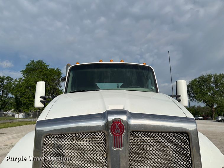 image for item FC3044 2016 Kenworth T880 semi truck