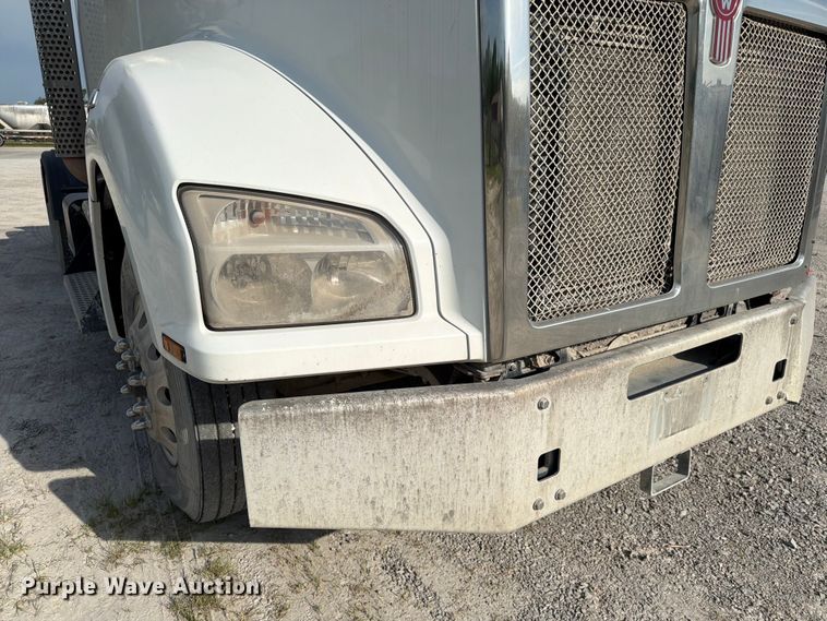 image for item FC3044 2016 Kenworth T880 semi truck