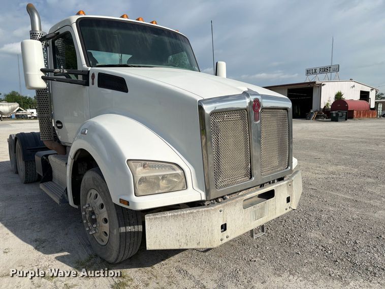image for item FC3044 2016 Kenworth T880 semi truck