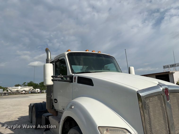 image for item FC3044 2016 Kenworth T880 semi truck