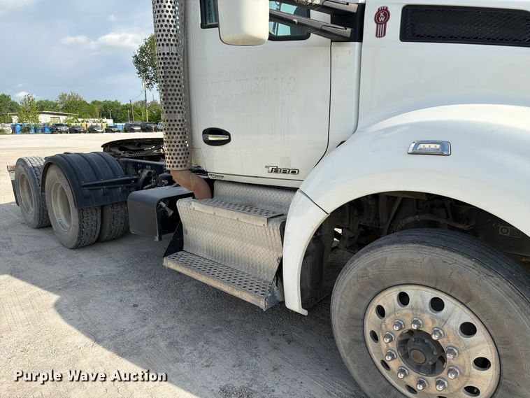 image for item FC3044 2016 Kenworth T880 semi truck