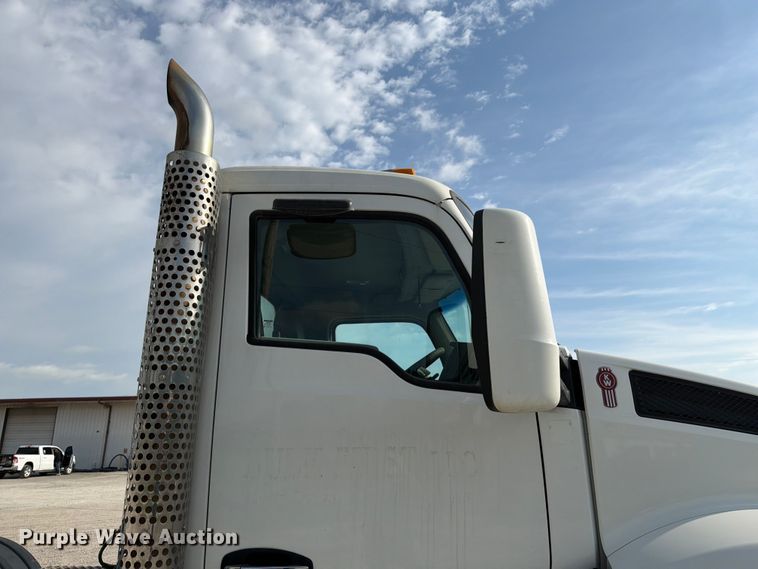 image for item FC3044 2016 Kenworth T880 semi truck