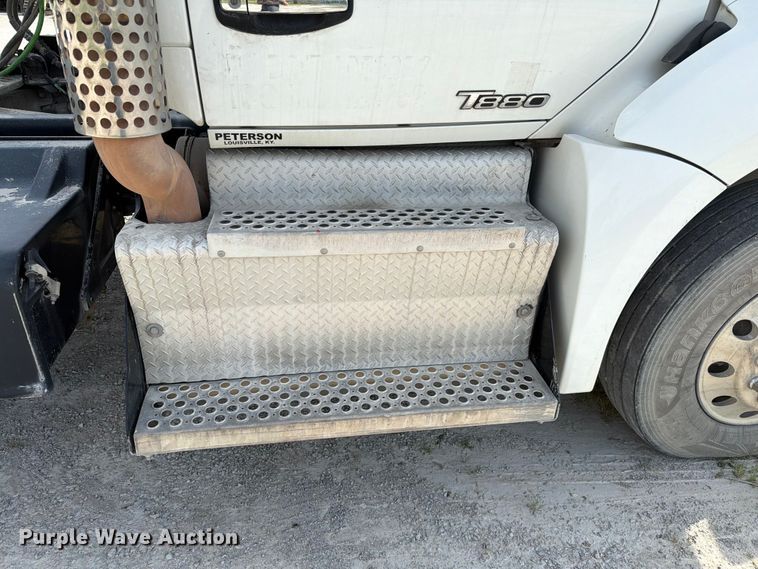 image for item FC3044 2016 Kenworth T880 semi truck