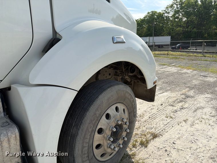 image for item FC3044 2016 Kenworth T880 semi truck