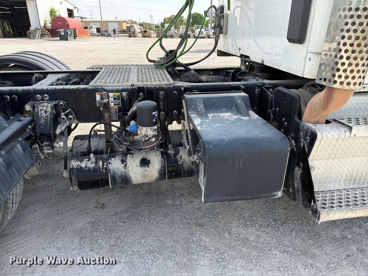 image for item FC3044 2016 Kenworth T880 semi truck