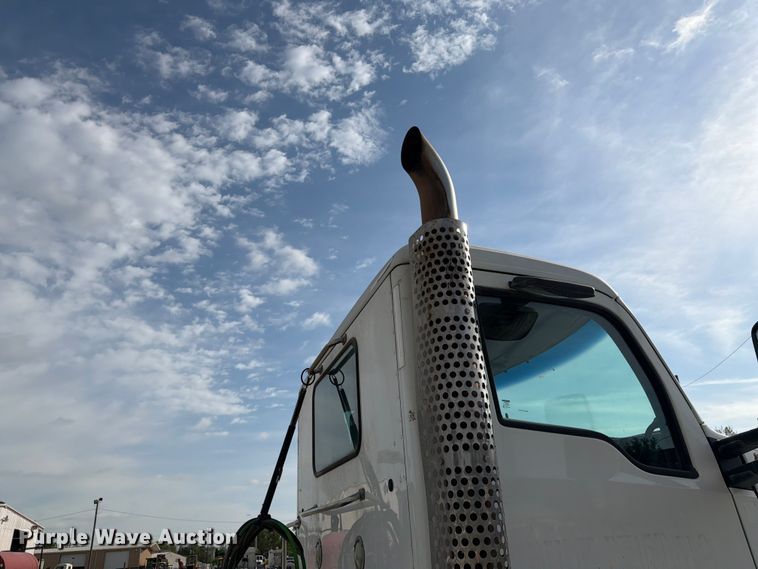 image for item FC3044 2016 Kenworth T880 semi truck