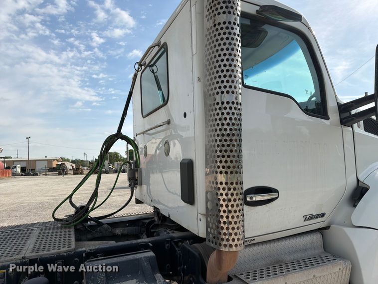 image for item FC3044 2016 Kenworth T880 semi truck