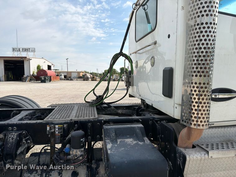 image for item FC3044 2016 Kenworth T880 semi truck