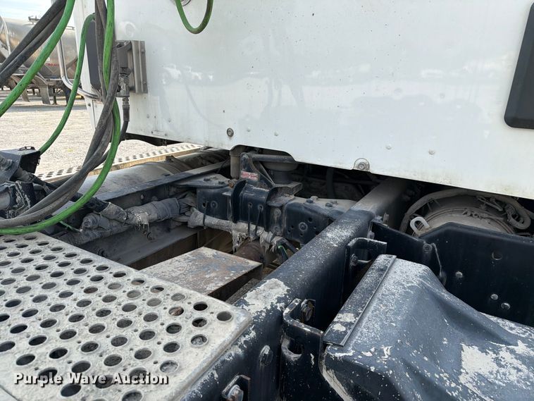 image for item FC3044 2016 Kenworth T880 semi truck