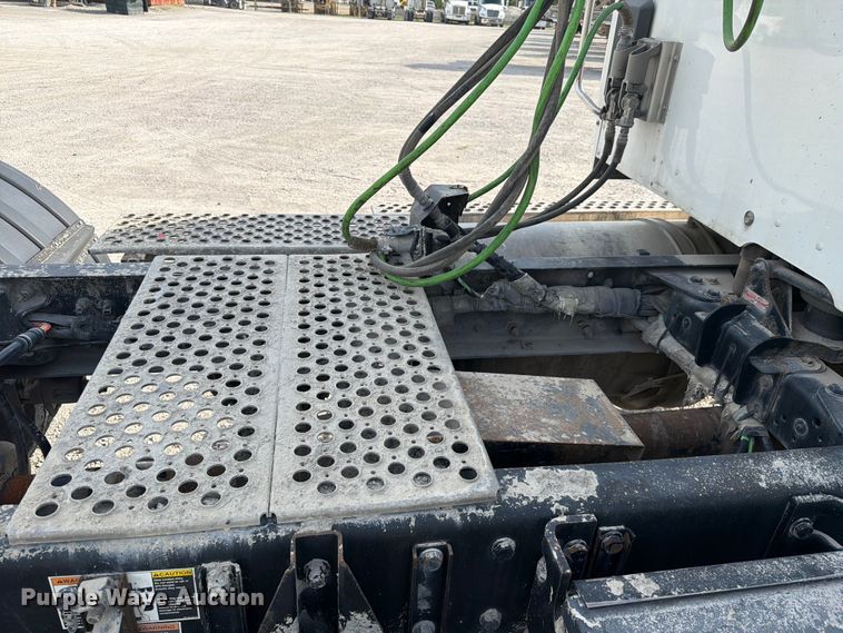 image for item FC3044 2016 Kenworth T880 semi truck