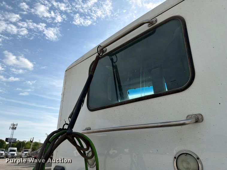 image for item FC3044 2016 Kenworth T880 semi truck