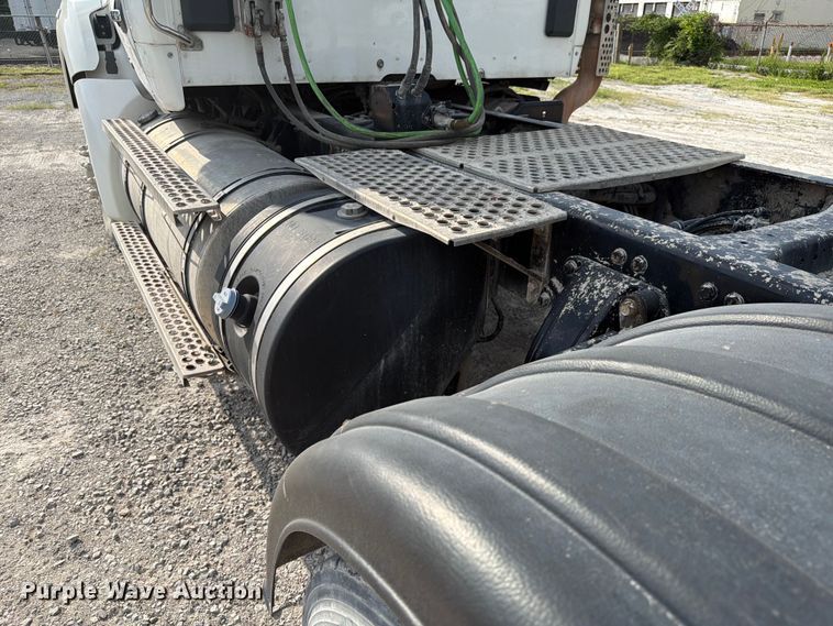 image for item FC3044 2016 Kenworth T880 semi truck