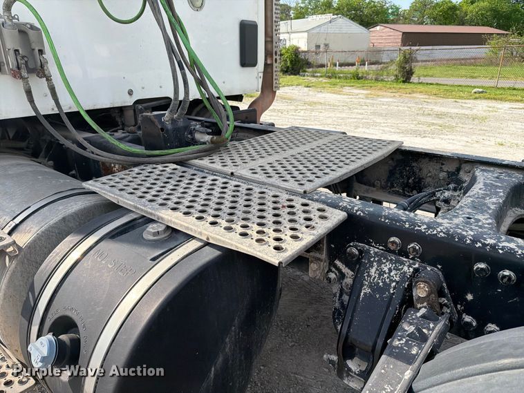 image for item FC3044 2016 Kenworth T880 semi truck