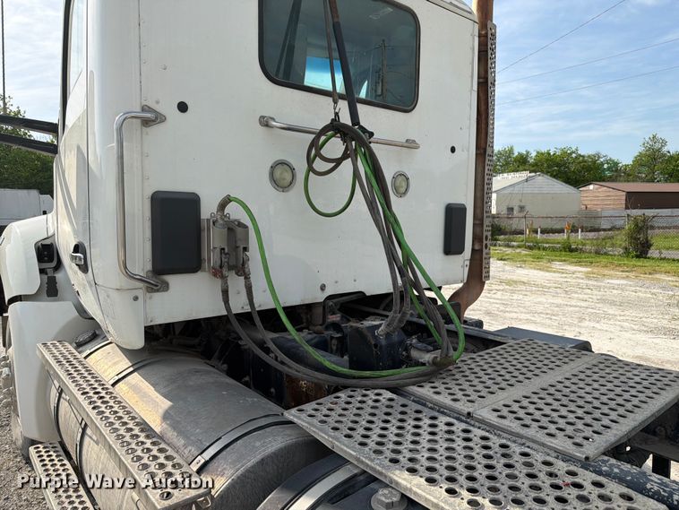 image for item FC3044 2016 Kenworth T880 semi truck