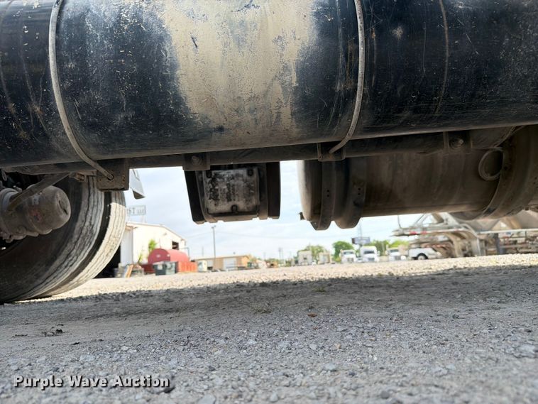 image for item FC3044 2016 Kenworth T880 semi truck