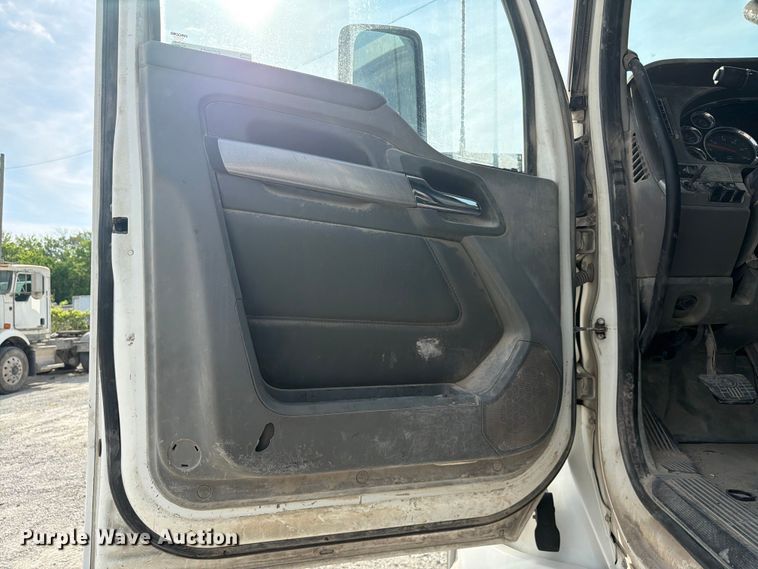 image for item FC3044 2016 Kenworth T880 semi truck