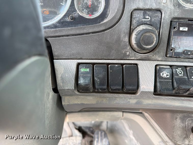 image for item FC3044 2016 Kenworth T880 semi truck