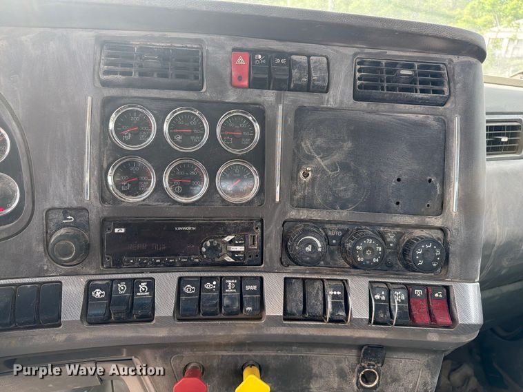 image for item FC3044 2016 Kenworth T880 semi truck