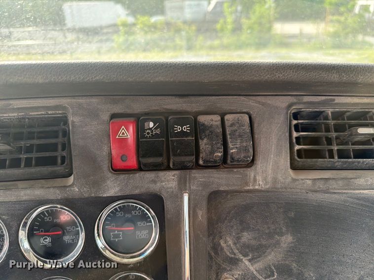 image for item FC3044 2016 Kenworth T880 semi truck