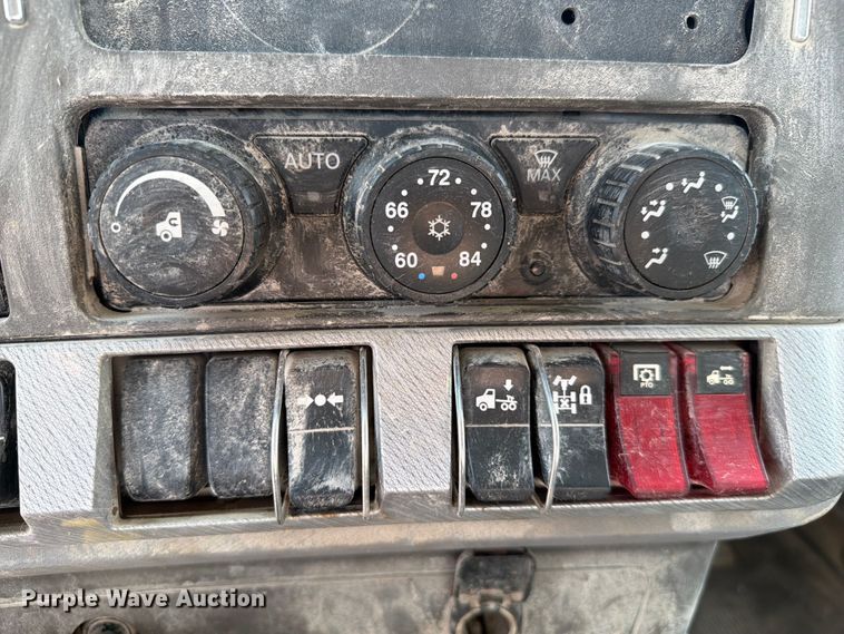 image for item FC3044 2016 Kenworth T880 semi truck