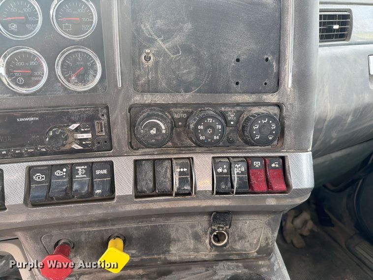 image for item FC3044 2016 Kenworth T880 semi truck