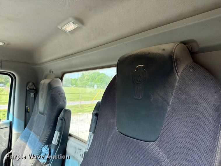 image for item FC3044 2016 Kenworth T880 semi truck