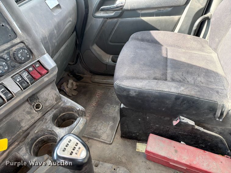 image for item FC3044 2016 Kenworth T880 semi truck