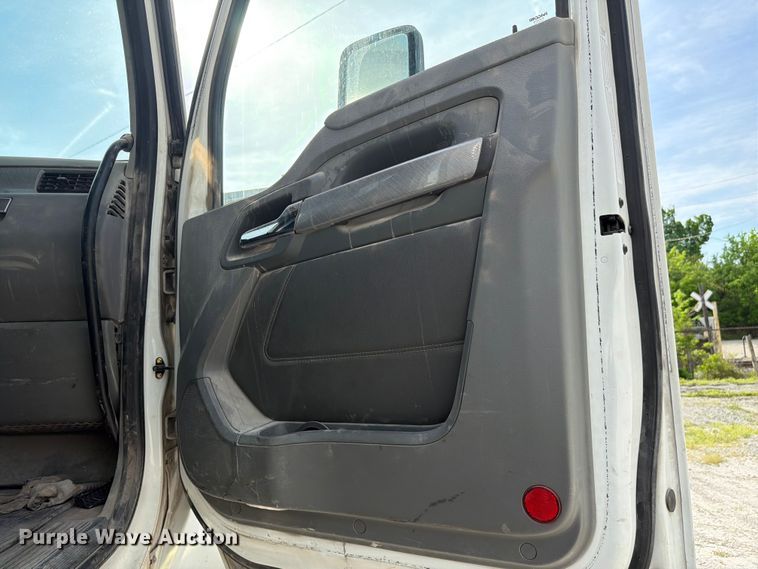 image for item FC3044 2016 Kenworth T880 semi truck