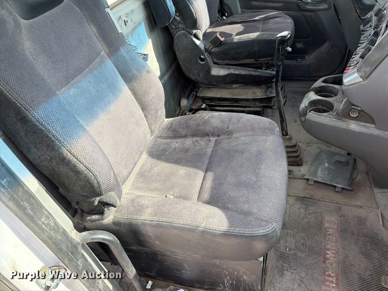 image for item FC3044 2016 Kenworth T880 semi truck