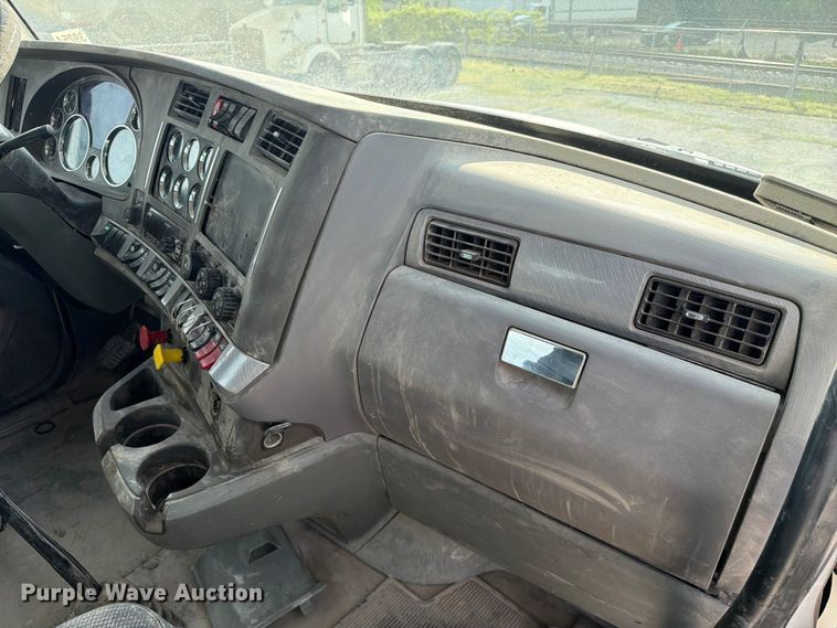image for item FC3044 2016 Kenworth T880 semi truck