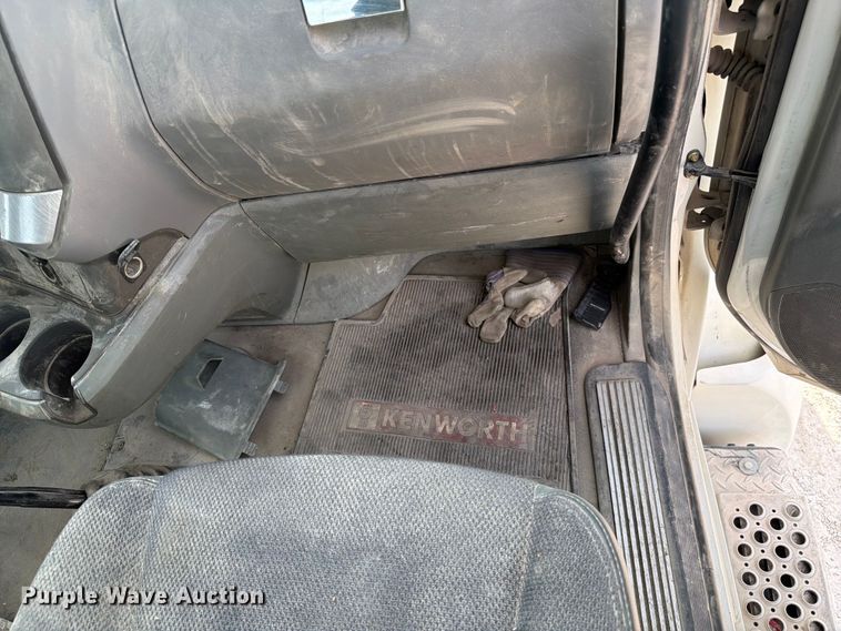 image for item FC3044 2016 Kenworth T880 semi truck