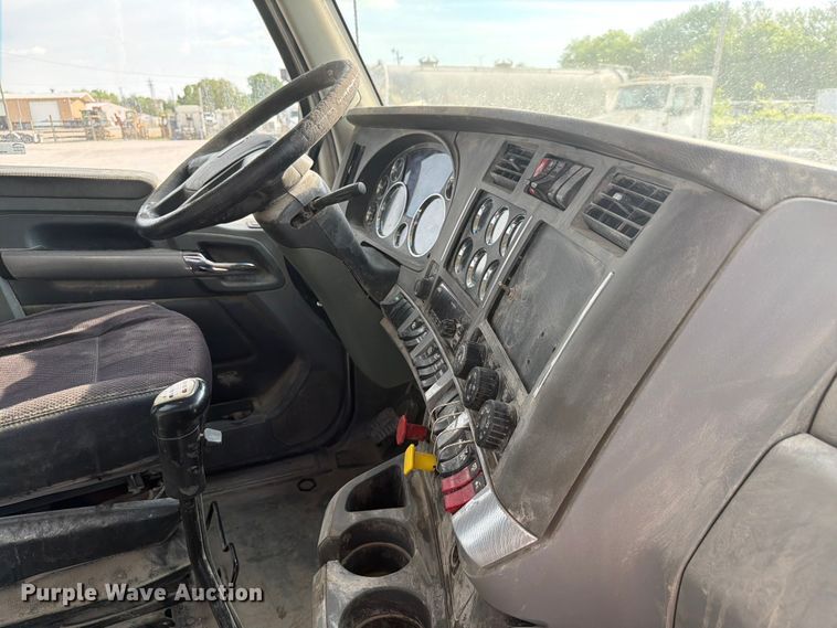 image for item FC3044 2016 Kenworth T880 semi truck