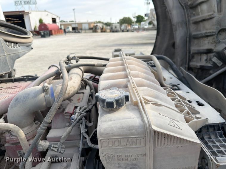 image for item FC3044 2016 Kenworth T880 semi truck