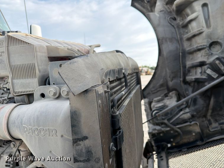 image for item FC3044 2016 Kenworth T880 semi truck