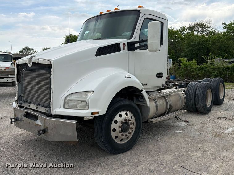 image for item FC3045 2016 Kenworth T880 semi truck