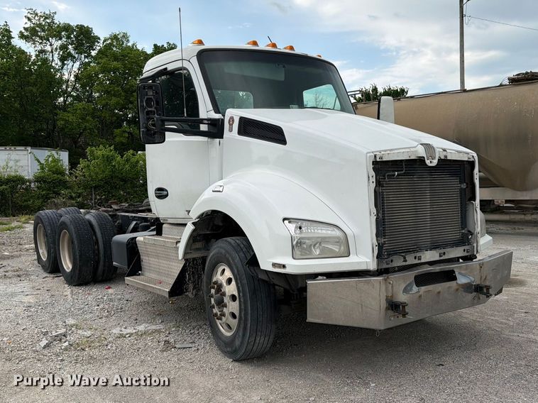 image for item FC3045 2016 Kenworth T880 semi truck