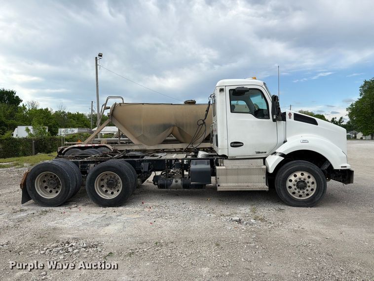 image for item FC3045 2016 Kenworth T880 semi truck