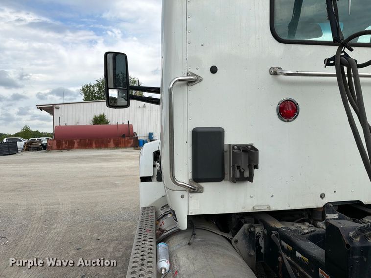 image for item FC3045 2016 Kenworth T880 semi truck