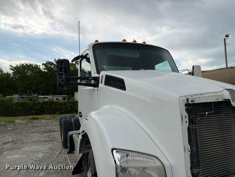 image for item FC3045 2016 Kenworth T880 semi truck