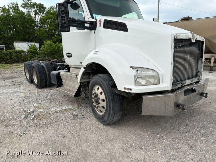 image for item FC3045 2016 Kenworth T880 semi truck