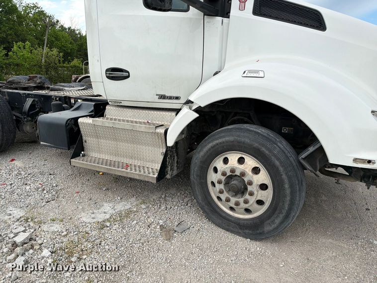 image for item FC3045 2016 Kenworth T880 semi truck