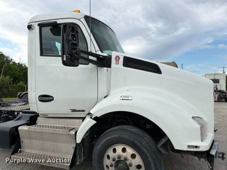 image for item FC3045 2016 Kenworth T880 semi truck